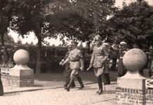 EL CRESPÓN QUE TAPABA LA ESVÁSTICA. Adolf Hitler y los mandos de la Marina llegando al cementerio militar de Wilhelmshaven.