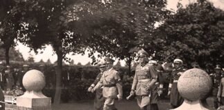 EL CRESPÓN QUE TAPABA LA ESVÁSTICA. Adolf Hitler y los mandos de la Marina llegando al cementerio militar de Wilhelmshaven.