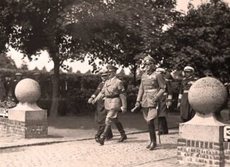 EL CRESPÓN QUE TAPABA LA ESVÁSTICA. Adolf Hitler y los mandos de la Marina llegando al cementerio militar de Wilhelmshaven.