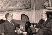 EL ÚLTIMO ACTO OFICIAL DEL presidente del Gobierno Luis Carrero Blanco junto al secretario de estado de EE UU, Henry Kissinger, el 19 de diciembre de 1974, poco antes del mortal atentado.