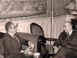 EL ÚLTIMO ACTO OFICIAL DEL presidente del Gobierno Luis Carrero Blanco junto al secretario de estado de EE UU, Henry Kissinger, el 19 de diciembre de 1974, poco antes del mortal atentado.
