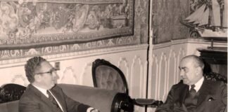 EL ÚLTIMO ACTO OFICIAL DEL presidente del Gobierno Luis Carrero Blanco junto al secretario de estado de EE UU, Henry Kissinger, el 19 de diciembre de 1974, poco antes del mortal atentado.