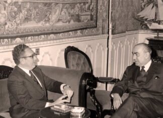 EL ÚLTIMO ACTO OFICIAL DEL presidente del Gobierno Luis Carrero Blanco junto al secretario de estado de EE UU, Henry Kissinger, el 19 de diciembre de 1974, poco antes del mortal atentado.