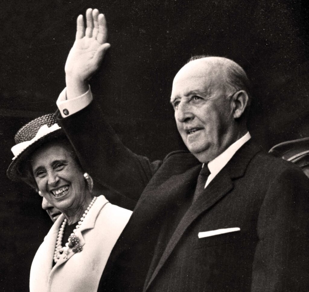 El dictador, acompañado de su mujer, Carmen Polo, en una foto de 1968.