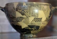 La inscripción en la copa de Néstor, grabada tras la cocción con el raspado de la superficie, se compone de tres líneas, escritas de derecha a izquierda, y usa la variedad eubea temprana del alfabeto para plasmar con ella el dialecto jónico.