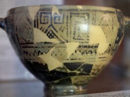 La inscripción en la copa de Néstor, grabada tras la cocción con el raspado de la superficie, se compone de tres líneas, escritas de derecha a izquierda, y usa la variedad eubea temprana del alfabeto para plasmar con ella el dialecto jónico.