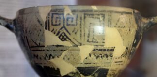 La inscripción en la copa de Néstor, grabada tras la cocción con el raspado de la superficie, se compone de tres líneas, escritas de derecha a izquierda, y usa la variedad eubea temprana del alfabeto para plasmar con ella el dialecto jónico.