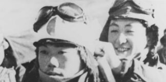 Pilotos japoneses kamikazes preparándose para el combate.