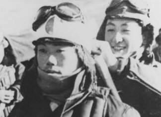 Pilotos japoneses kamikazes preparándose para el combate.