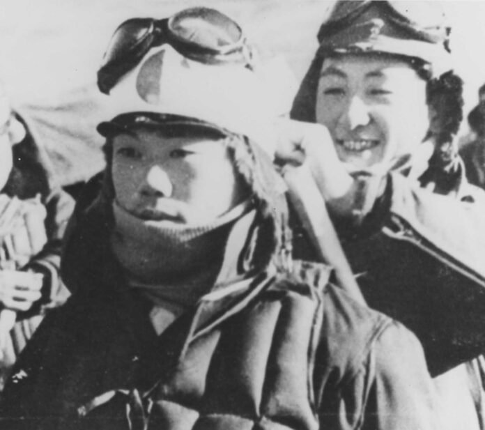 Pilotos japoneses kamikazes preparándose para el combate. Pilotos japoneses kamikazes preparándose para el combate.