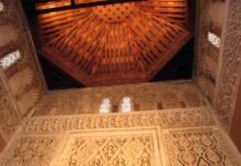 Artesonado de madera que decora la superficie de la sinagoga del Tránsito, también conocida como sinagoga de Samuel ha-Leví, sede del museo en la ciudad de Toledo. © Todas las fotos de este artículo son del Museo Sefardí.