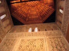 Artesonado de madera que decora la superficie de la sinagoga del Tránsito, también conocida como sinagoga de Samuel ha-Leví, sede del museo en la ciudad de Toledo. © Todas las fotos de este artículo son del Museo Sefardí.