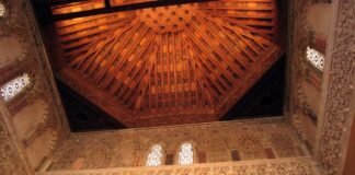 Artesonado de madera que decora la superficie de la sinagoga del Tránsito, también conocida como sinagoga de Samuel ha-Leví, sede del museo en la ciudad de Toledo. © Todas las fotos de este artículo son del Museo Sefardí.