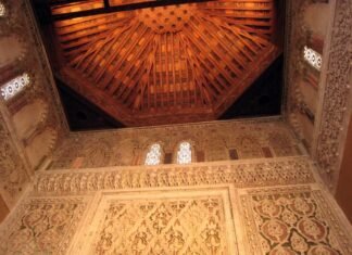 Artesonado de madera que decora la superficie de la sinagoga del Tránsito, también conocida como sinagoga de Samuel ha-Leví, sede del museo en la ciudad de Toledo. © Todas las fotos de este artículo son del Museo Sefardí.