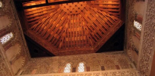 Artesonado de madera que decora la superficie de la sinagoga del Tránsito, también conocida como sinagoga de Samuel ha-Leví, sede del museo en la ciudad de Toledo. © Todas las fotos de este artículo son del Museo Sefardí.
