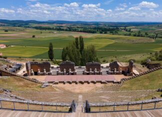 Clunia Sulpicia y su teatro romano se visten de gala Teatro de Clunia Sulpicia, en Burgos.