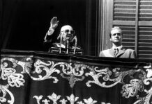 Francisco Franco y el príncipe Juan Carlos, fotografiados el 1 de octubre de 1975 en el balcón del Palacio Real de Madrid, durante el último discurso del dictador ante una multitud congregada en la plaza de Oriente.