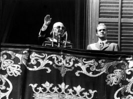 Franco, cincuenta años de su muerte Francisco Franco y el príncipe Juan Carlos, fotografiados el 1 de octubre de 1975 en el balcón del Palacio Real de Madrid, durante el último discurso del dictador ante una multitud congregada en la plaza de Oriente.