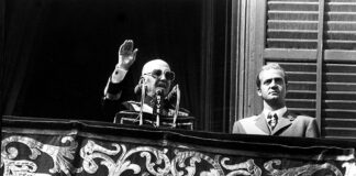 Franco, cincuenta años de su muerte Francisco Franco y el príncipe Juan Carlos, fotografiados el 1 de octubre de 1975 en el balcón del Palacio Real de Madrid, durante el último discurso del dictador ante una multitud congregada en la plaza de Oriente.