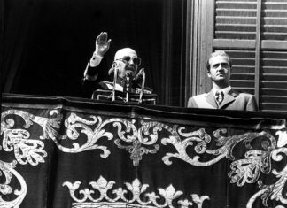Franco, cincuenta años de su muerte Francisco Franco y el príncipe Juan Carlos, fotografiados el 1 de octubre de 1975 en el balcón del Palacio Real de Madrid, durante el último discurso del dictador ante una multitud congregada en la plaza de Oriente.