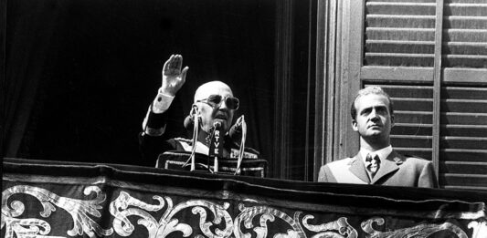 Francisco Franco y el príncipe Juan Carlos, fotografiados el 1 de octubre de 1975 en el balcón del Palacio Real de Madrid, durante el último discurso del dictador ante una multitud congregada en la plaza de Oriente.