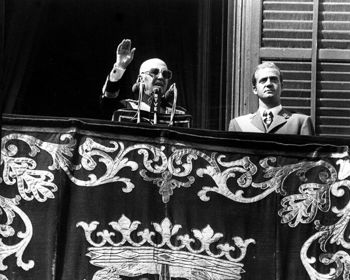 Francisco Franco y el príncipe Juan Carlos, fotografiados el 1 de octubre de 1975 en el balcón del Palacio Real de Madrid, durante el último discurso del dictador ante una multitud congregada en la plaza de Oriente. Francisco Franco y el príncipe Juan Carlos, fotografiados el 1 de octubre de 1975 en el balcón del Palacio Real de Madrid, durante el último discurso del dictador ante una multitud congregada en la plaza de Oriente.