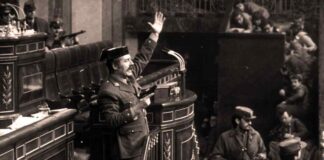 El teniente coronel Antonio Tejero sube a la tribuna del Hemiciclo el día del golpe al grito de “¡Todo el mundo al suelo!”.