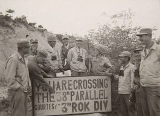 Las primeras tropas de la ONU celebran el histórico cruce del Paralelo 38, tras su incursión en territorio de Corea del Norte.