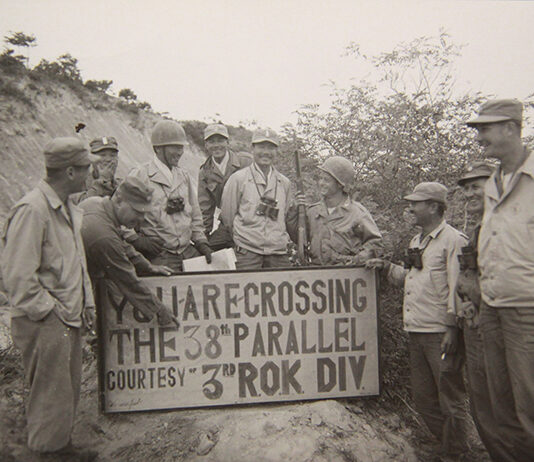 Las primeras tropas de la ONU celebran el histórico cruce del Paralelo 38, tras su incursión en territorio de Corea del Norte.