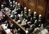 Vista de los acusados ​​en el banquillo de los acusados ​​en los juicios de Núremberg contra los criminales nazis.