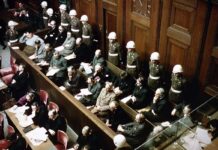 Vista de los acusados ​​en el banquillo de los acusados ​​en los juicios de Núremberg contra los criminales nazis.