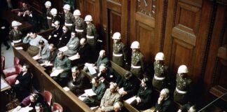 Vista de los acusados ​​en el banquillo de los acusados ​​en los juicios de Núremberg contra los criminales nazis.