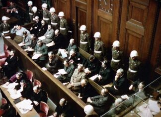 Vista de los acusados ​​en el banquillo de los acusados ​​en los juicios de Núremberg contra los criminales nazis.