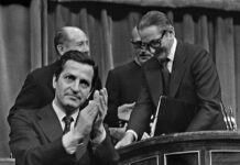 El presidente del Gobierno, Adolfo Suárez, aplaude la decisión de las Cortes de aprobar la reforma que llevará hacia la democracia en España.