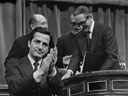 1976: el año de la voladura del régimen franquista y la improvisación El presidente del Gobierno, Adolfo Suárez, aplaude la decisión de las Cortes de aprobar la reforma que llevará hacia la democracia en España.