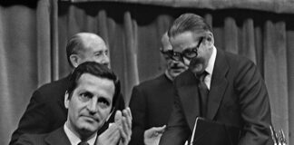 1976: el año de la voladura del régimen franquista y la improvisación El presidente del Gobierno, Adolfo Suárez, aplaude la decisión de las Cortes de aprobar la reforma que llevará hacia la democracia en España.