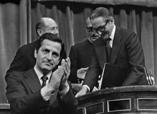 El presidente del Gobierno, Adolfo Suárez, aplaude la decisión de las Cortes de aprobar la reforma que llevará hacia la democracia en España.