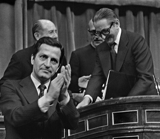 El presidente del Gobierno, Adolfo Suárez, aplaude la decisión de las Cortes de aprobar la reforma que llevará hacia la democracia en España.