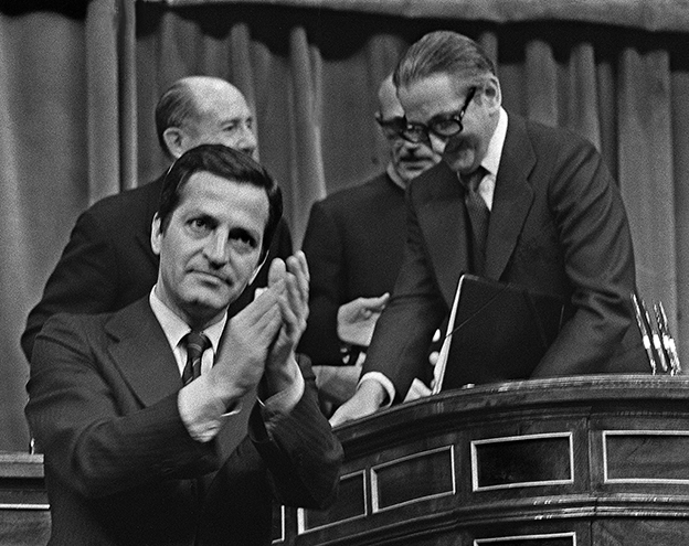 El presidente del Gobierno, Adolfo Suárez, aplaude la decisión de las Cortes de aprobar la reforma que llevará hacia la democracia en España.