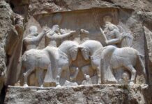 Relieve sasánida de Naqsh-e Rustam que muestra la investidura de Ardacher I.