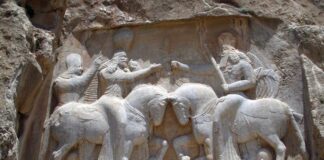 Partos y romanos: una relación de más de siete siglos Relieve sasánida de Naqsh-e Rustam que muestra la investidura de Ardacher I.