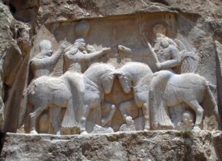 Relieve sasánida de Naqsh-e Rustam que muestra la investidura de Ardacher I.
