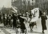 Un grupo de mujeres enarbola un retrato de Franco durante las celebraciones callejeras en Madrid por el fin de la guerra civil española, en 1939.