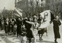 Un grupo de mujeres enarbola un retrato de Franco durante las celebraciones callejeras en Madrid por el fin de la guerra civil española, en 1939.