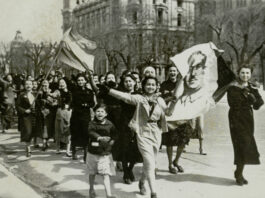 Un grupo de mujeres enarbola un retrato de Franco durante las celebraciones callejeras en Madrid por el fin de la guerra civil española, en 1939.