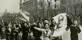 Así acabó el espionaje franquista con la Guerra Civil Un grupo de mujeres enarbola un retrato de Franco durante las celebraciones callejeras en Madrid por el fin de la guerra civil española, en 1939.