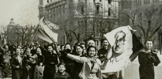 Así acabó el espionaje franquista con la Guerra Civil Un grupo de mujeres enarbola un retrato de Franco durante las celebraciones callejeras en Madrid por el fin de la guerra civil española, en 1939.