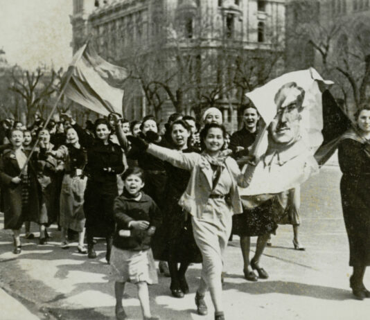 Así acabó el espionaje franquista con la Guerra Civil Un grupo de mujeres enarbola un retrato de Franco durante las celebraciones callejeras en Madrid por el fin de la guerra civil española, en 1939.