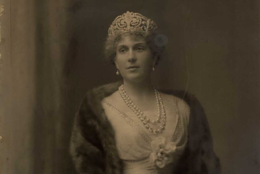 486f8ee9-3323-6ddc-7f0b-11b40b4db909 Ena, la reina humanitaria