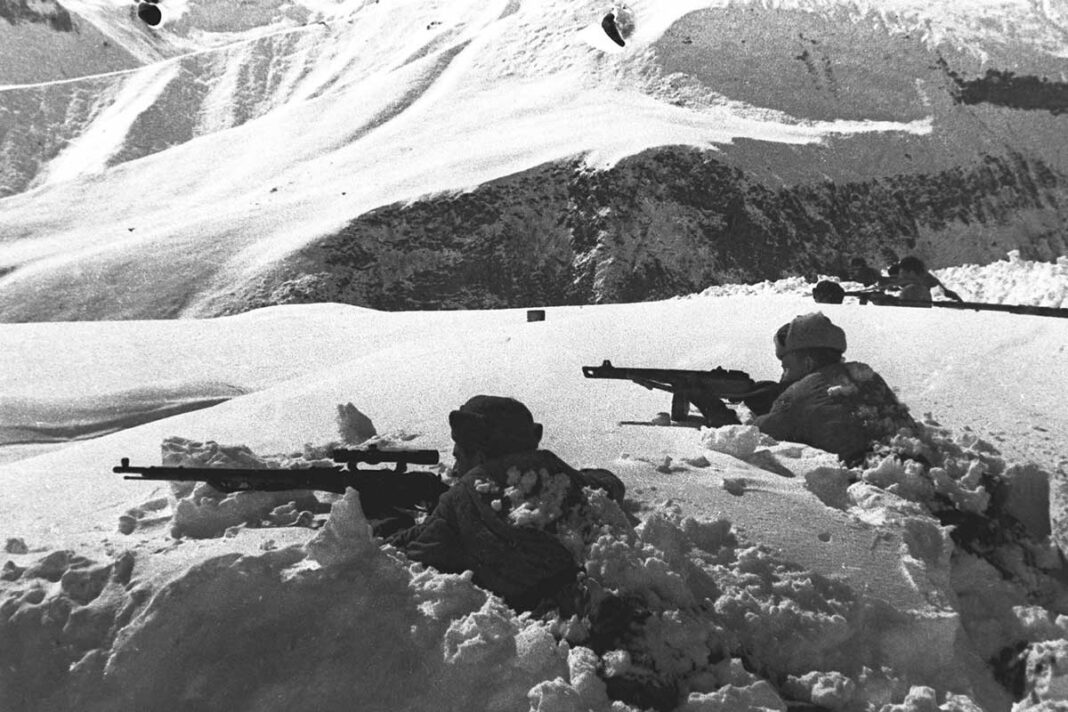 fall-bleu ¿Por qué cambió Hitler los planes de Fall Blau enterrando cuanto tenía la Wehrmacht en Stalingrado? Es una de las incógnitas que la obra no logra resolver.